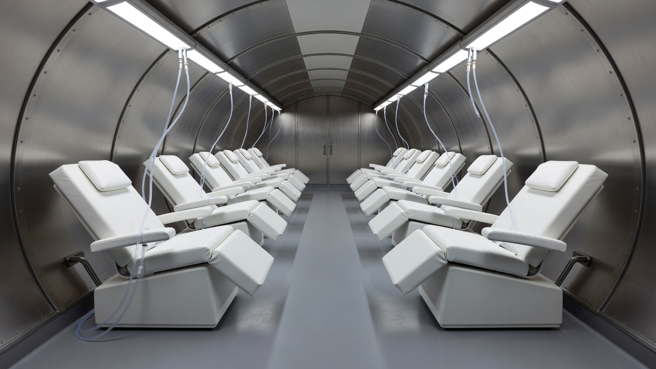 Specialized hyperbaric oxygen chamber interior for hyper-oxygenation treatment